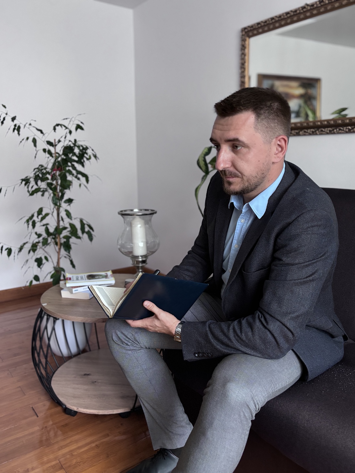 Gabriel Zarojanu într-un cadru de lucru, ținând un carnet